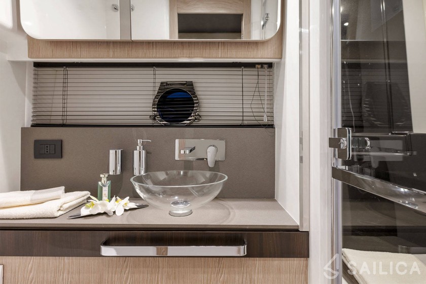 Azimut S6 - Yacht Charter Sailica