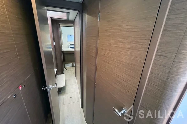 Lagoon 42 - Yacht Charter Sailica