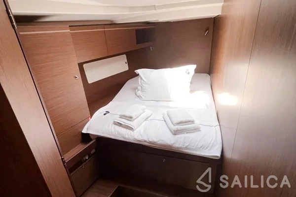 Oceanis 51.1 - Yacht Charter Sailica