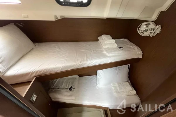 Oceanis 51.1 - Yacht Charter Sailica