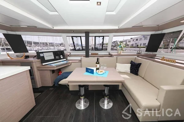 Astréa 42 - Yacht Charter Sailica