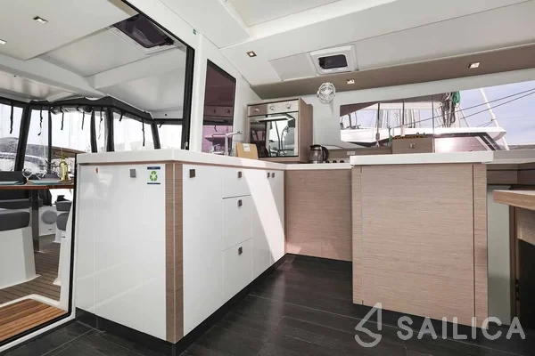 Astréa 42 - Yacht Charter Sailica