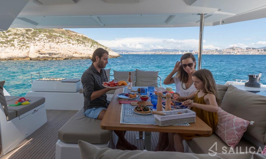 Astréa 42 - Yacht Charter Sailica