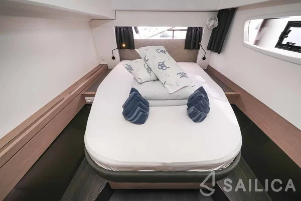 Astréa 42 - Yacht Charter Sailica