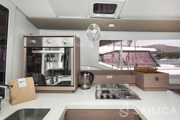Astréa 42 - Yacht Charter Sailica