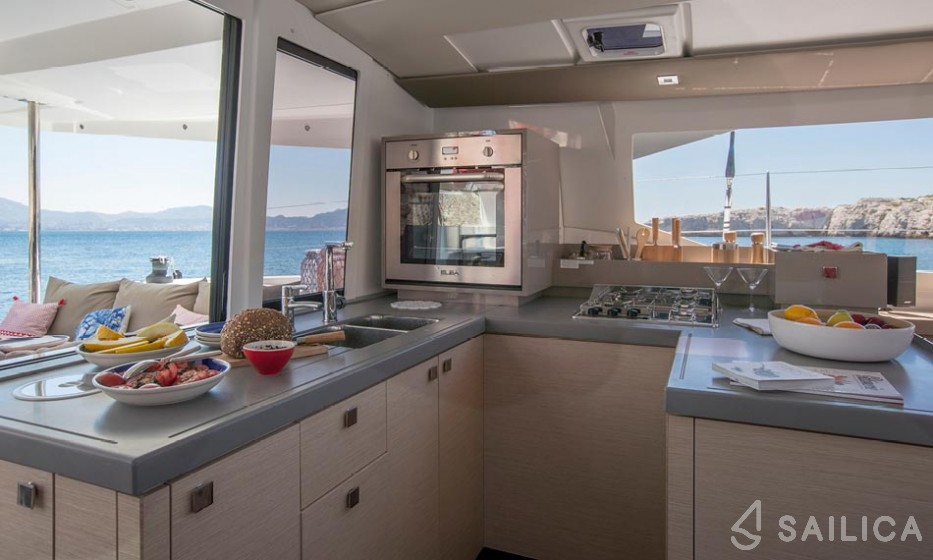 Astréa 42 - Yacht Charter Sailica