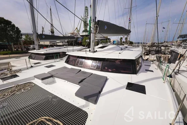 Astréa 42 - Yacht Charter Sailica