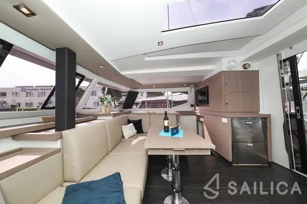 Astréa 42 - Yacht Charter Sailica