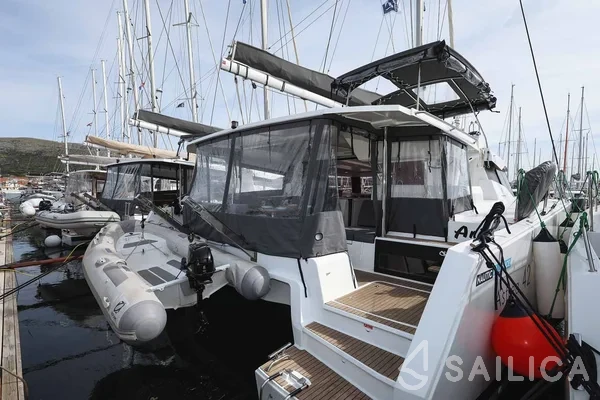 Astréa 42 - Yacht Charter Sailica