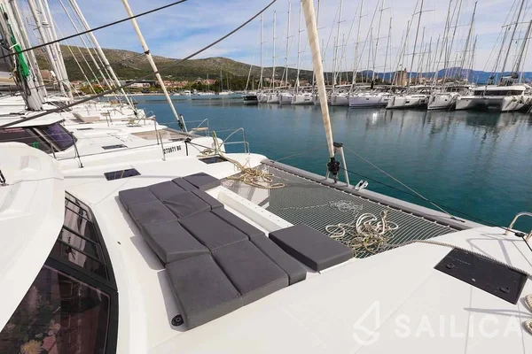 Astréa 42 - Yacht Charter Sailica