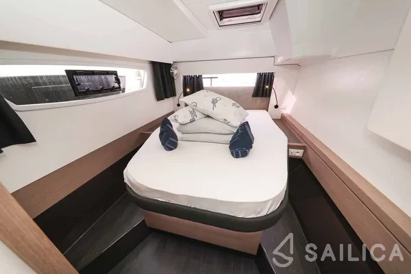 Astréa 42 - Yacht Charter Sailica