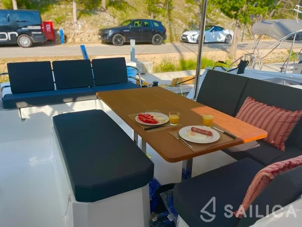 Astréa 42 - Yacht Charter Sailica