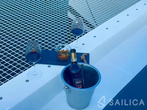 Astréa 42 - Yacht Charter Sailica