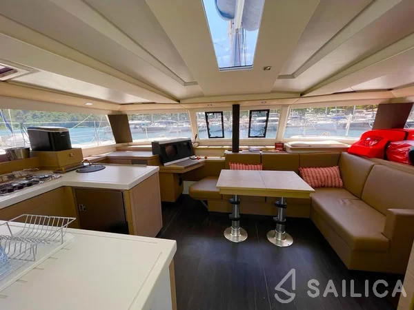 Astréa 42 - Yacht Charter Sailica