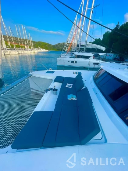 Astréa 42 - Yacht Charter Sailica