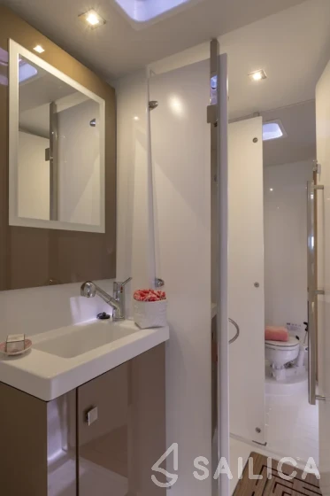 Astréa 42 - Yacht Charter Sailica