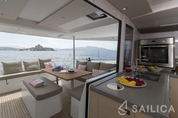 Astréa 42 - Yacht Charter Sailica