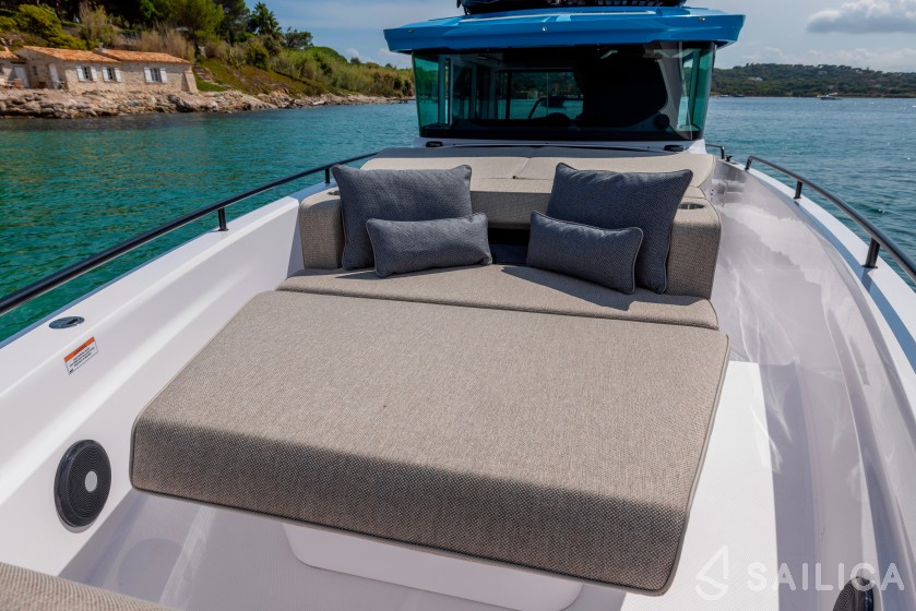 Axopar 37 XC Cross Cabin - Yacht Charter Sailica