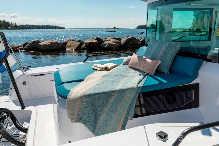 Axopar 37 XC Cross Cabin - Yacht Charter Sailica
