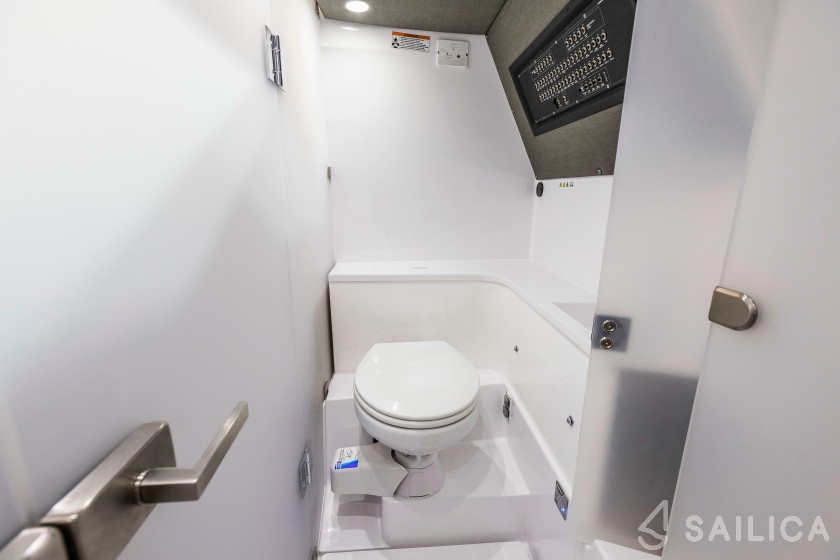 Axopar 37 XC Cross Cabin - Yacht Charter Sailica
