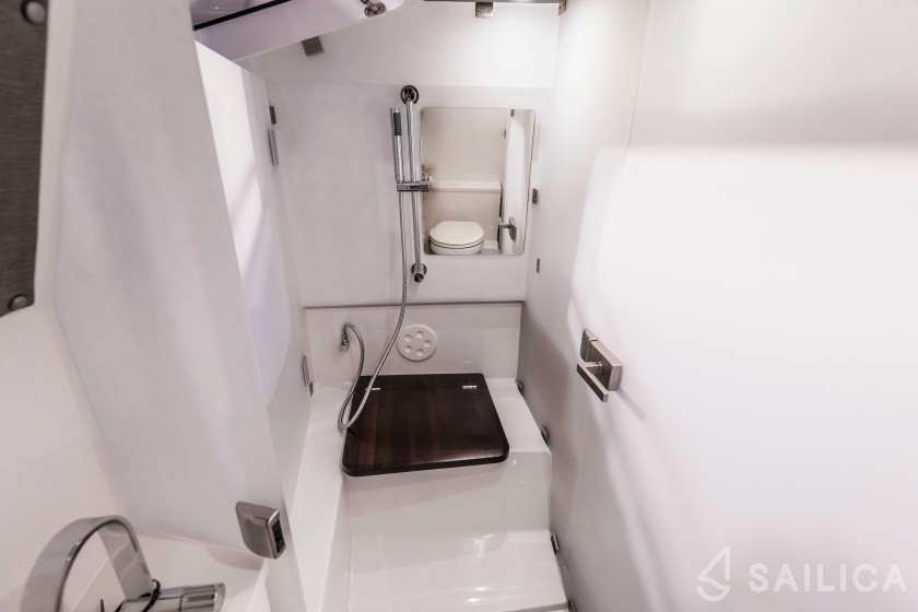 Axopar 37 XC Cross Cabin - Yacht Charter Sailica