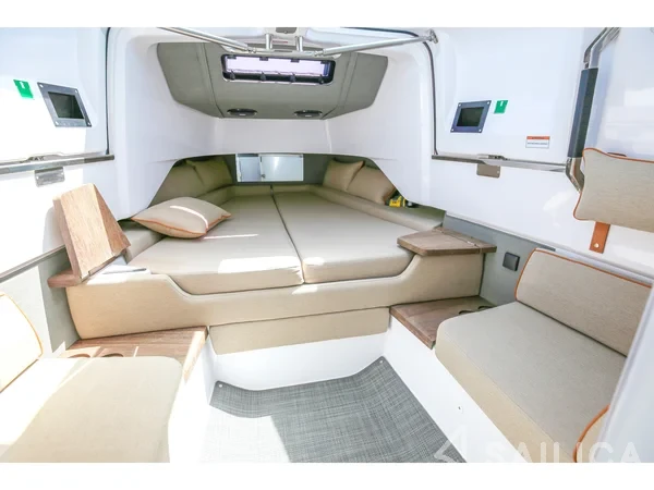 Axopar 37 XC Cross Cabin - Yacht Charter Sailica