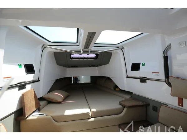 Axopar 37 XC Cross Cabin - Yacht Charter Sailica