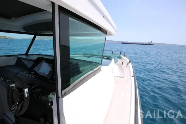 Axopar 37 XC Cross Cabin - Yacht Charter Sailica