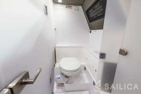 Axopar 37 XC Cross Cabin - Yacht Charter Sailica
