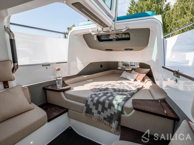 Axopar 37 XC Cross Cabin - Yacht Charter Sailica