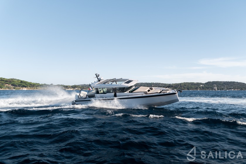 Axopar 37 XC Cross Cabin - Yacht Charter Sailica