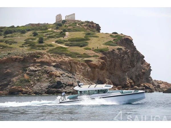 Axopar 37 XC Cross Cabin - Yacht Charter Sailica