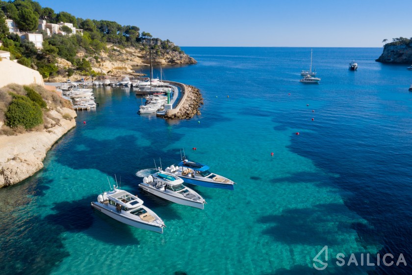 Axopar 37 XC Cross Cabin - Yacht Charter Sailica
