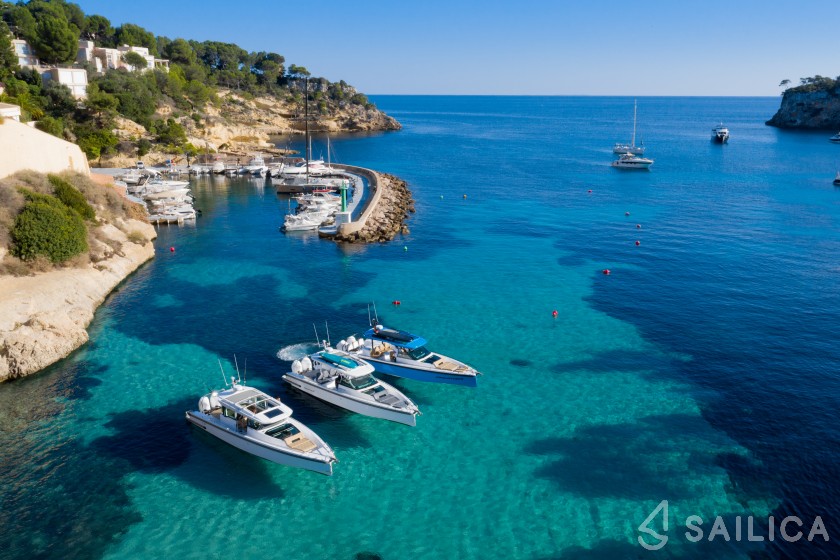 Axopar 37  Sun Top - Yacht Charter Sailica