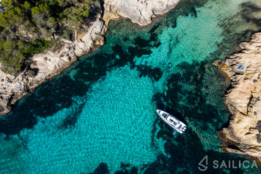 Axopar 37  Sun Top - Yacht Charter Sailica