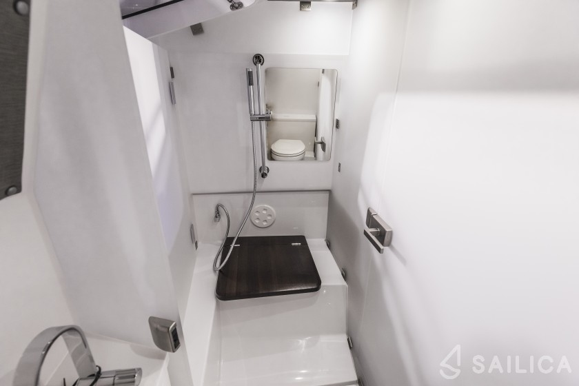 Axopar 37  Sun Top - Yacht Charter Sailica