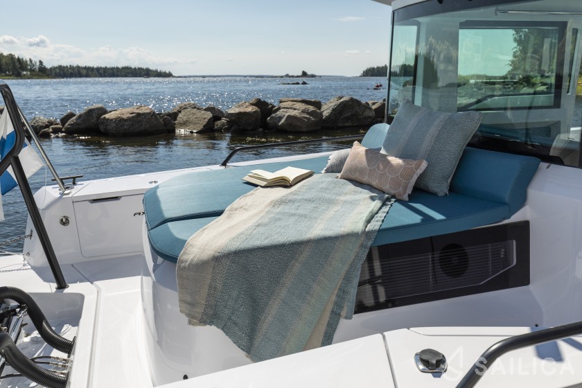 Axopar 37  Sun Top - Yacht Charter Sailica
