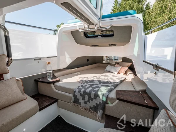 Axopar 37 XC Cross Cabin - Yacht Charter Sailica