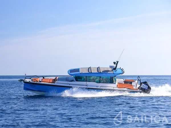 Axopar 37 XC Cross Cabin - Yacht Charter Sailica