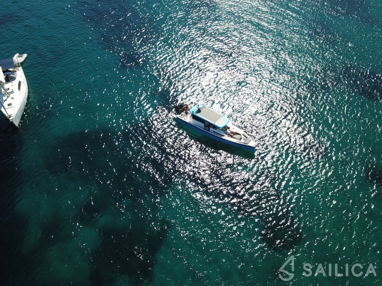 Axopar 37 XC Cross Cabin - Yacht Charter Sailica