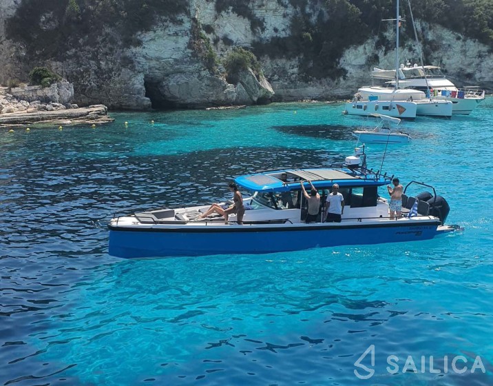 Axopar 37 XC Cross Cabin - Yacht Charter Sailica