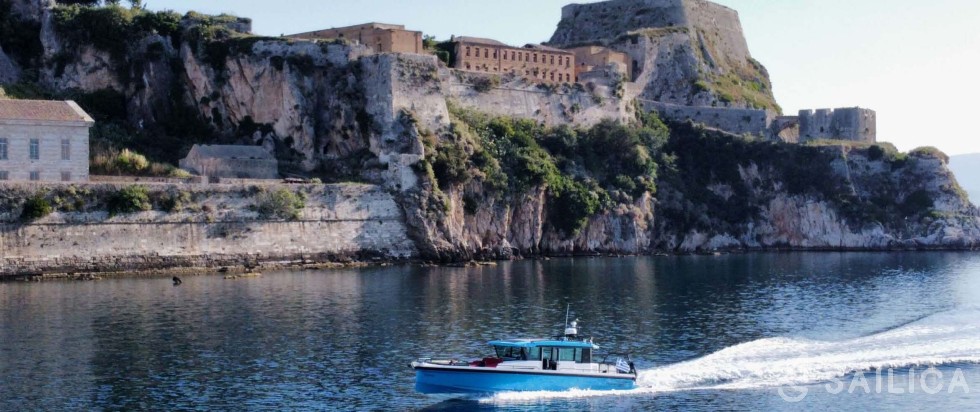 Axopar 37 XC Cross Cabin - Yacht Charter Sailica