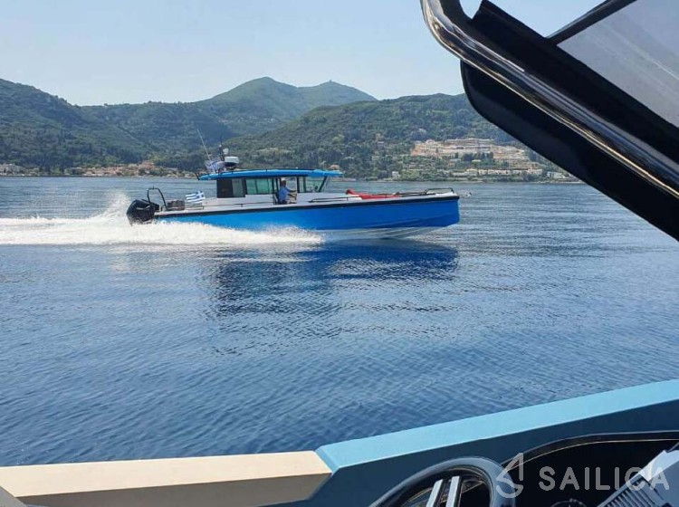 Axopar 37 XC Cross Cabin - Yacht Charter Sailica