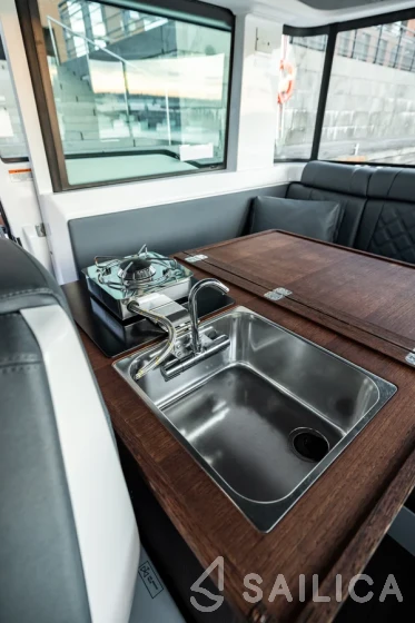 Axopar 37 XC Cross Cabin - Yacht Charter Sailica