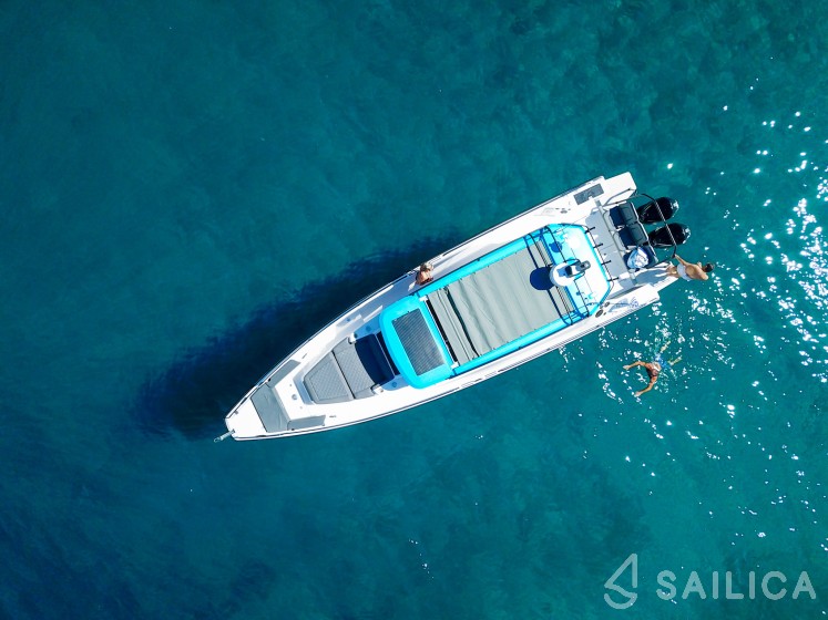 Axopar 37 XC Cross Cabin - Yacht Charter Sailica