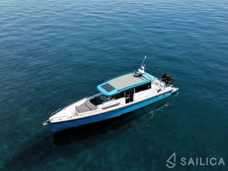 Axopar 37 XC Cross Cabin - Yacht Charter Sailica