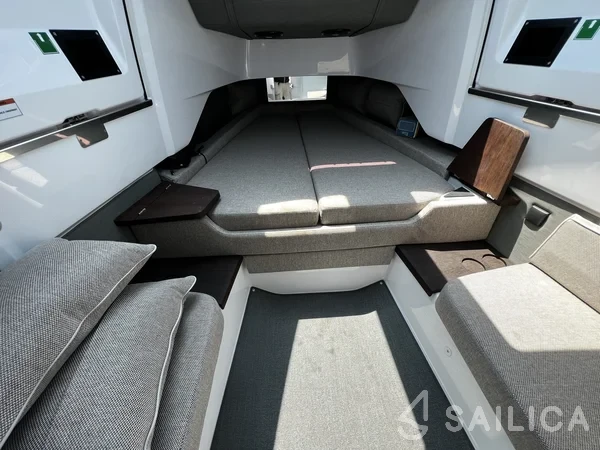 Axopar 37 XC Cross Cabin - Yacht Charter Sailica