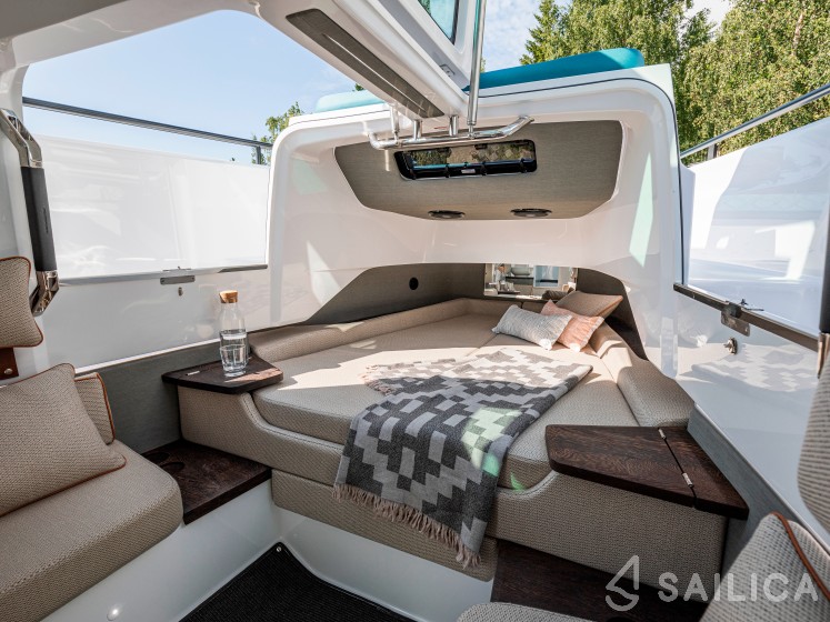 Axopar 37 XC Cross Cabin - Yacht Charter Sailica