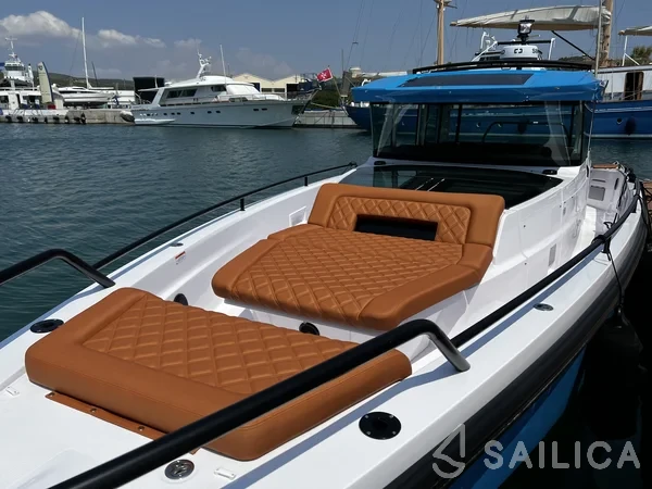 Axopar 37 XC Cross Cabin - Yacht Charter Sailica