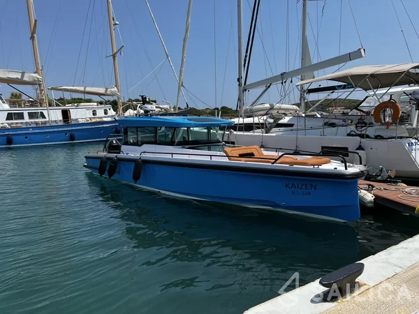Axopar 37 XC Cross Cabin - Yacht Charter Sailica